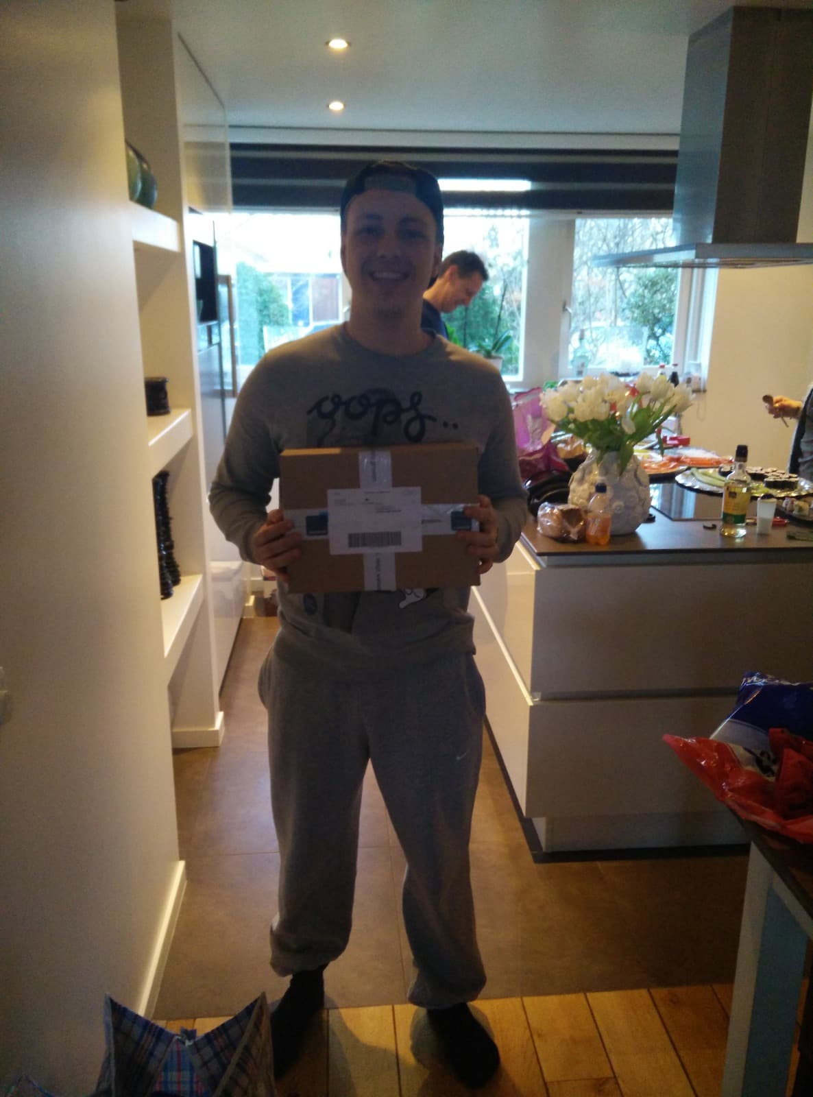 Justin Regterschot avec un colis dans sa cuisine